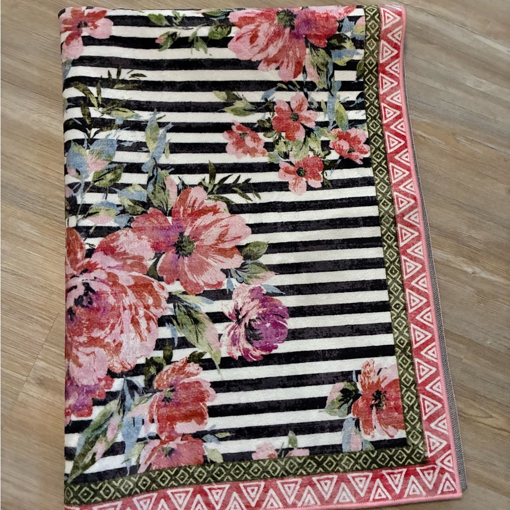 Oversized Floral & stripes accent rug